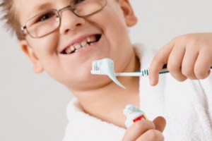 child-eat-fluoride-toothpaste-1